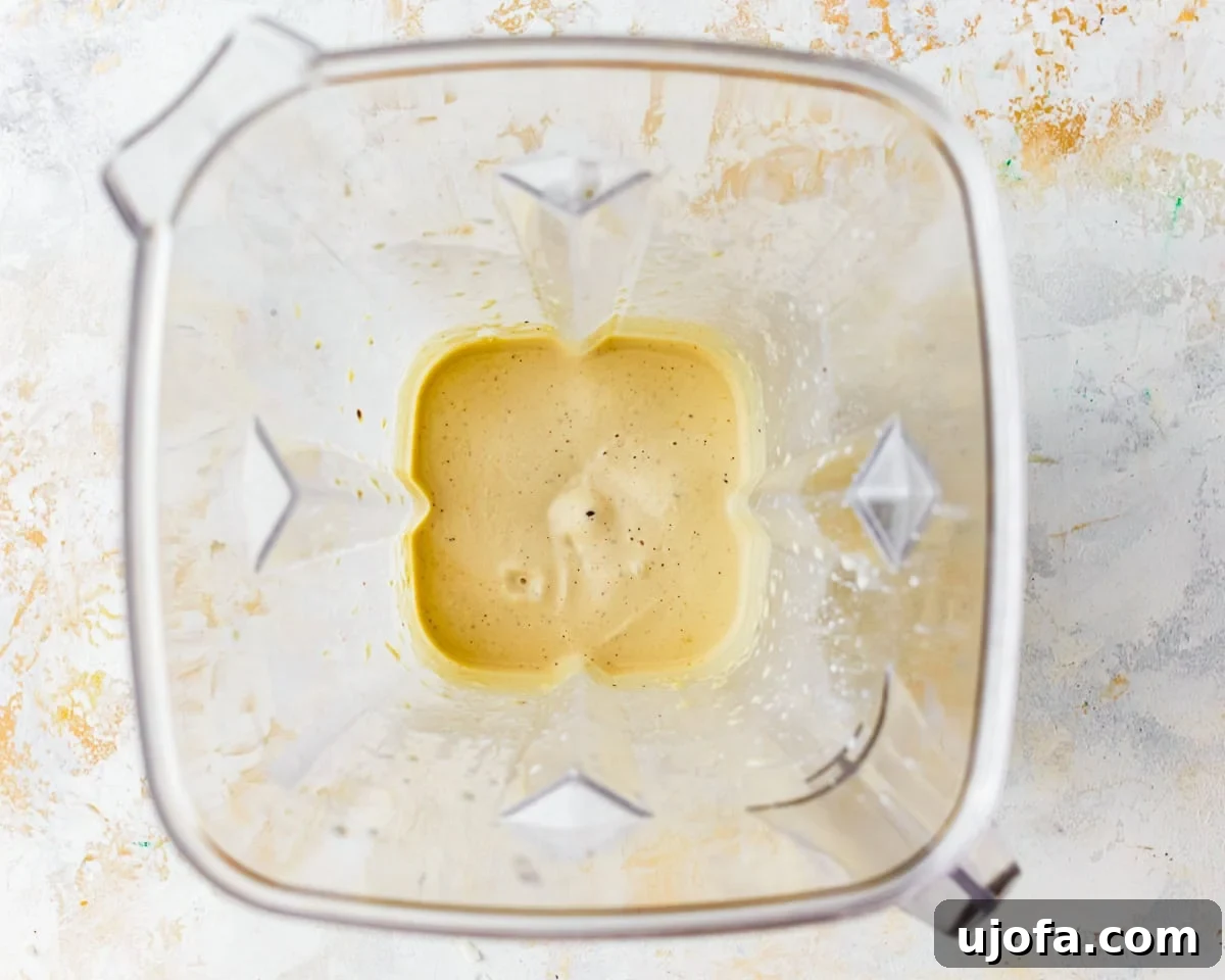 Yalancı Peynirli Patates 6 Dairy-free cheesy sauce in a blender.